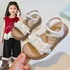 Sandalias de Moda Versátiles para Niñas 2026 Nuevo Estilo de Verano para Niños Mayores con Lazo Punta Abierta Zapatos de Playa Suela Suave Zapatos de Princesa