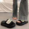 Sandálias de Sola Grossa 2025 Verão Novo Chinelos Femininos Moda Francesa Casual Passeio Aumentando Bico Redondo Chinelos de PVC