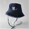 Sombrero de Pescador de Mezclilla con Bordado de Gatito Lindo y Cuerda a Flecos a Prueba de Viento para Mujer, Versátil para Salidas, Senderismo y Protección Solar