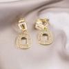 Pendientes de Clip Elegantes y Versátiles para Mujeres Sin Perforaciones, Adecuados para el Viaje Diario, con un Toque de Lujo Ligero de Alta Gama, Diseño Triangular