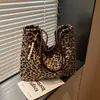 Bolsa de Ombro Feminina Estampa de Leopardo Retro 2026 Outono/Inverno Nova Versátil para o Dia a Dia Bolsa Tote de Alto Padrão Transfronteiriça