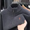 Suéter de lã com gola alta e bordado de cavalo para homens, para comércio exterior transfronteiriço, atacado, com forro de lã, camisa base de tricô espessa e quente para o inverno