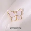 Broche de Borboleta Feminino Alto Padrão Senso de Nicho Atacado Pinos de Pérola Temperamento Fixo Metal Terno Joias de Pérola