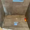 Panel de ducha de mármol natural para área de ducha de baño, base antideslizante con ranuras de drenaje, material de piedra se puede moldear a medida