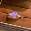 Lujo Ligero y Sensación de Alta Gama, Anillo Abierto Versátil de Circonia Cortada Flor de Hielo Rosa, Anillo para Dedo Índice de Diseño Personalizado y Elegante al por Mayor