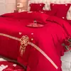 Novo conjunto de quatro peças para casamento escovado e amigável à pele, bordado de dragão e fênix, vermelho festivo, roupa de cama simples para quarto de casamento, lençol de cama de casamento