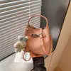 Bolsas Femininas Modernas Transfronteiriças 2026 Nova Bolsa Transversal Super Popular Versátil para Trabalho e Deslocamento Bolsa de Mão Retrô Bolsa Saco