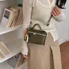 Bolso pequeño cuadrado, simple y casual, nuevo estilo vintage otoño 2026, diseño único de nicho, bolso cruzado de un solo hombro para mujer