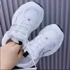Estilo Popular que Muestra los Pies Malla Pequeña Transpirable Zapatos de Papá para Mujer Nuevos Primavera y Verano 2025 Versátiles Súper Suaves Ligeros Zapatos Deportivos Casuales
