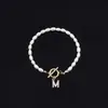 Pulsera de Moda de Venta Caliente Transfronteriza 2026 con Diamantes y 26 Letras, Pulsera de Perlas de Imitación Ovaladas, Disponible para Venta al por Mayor para Mujeres
