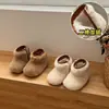 Botas peludas nuevas para niñas, botas de nieve con suelas suaves y diseño engrosado, zapatos para niños pequeños, zapatos de felpa de invierno para niños, zapatos de algodón para bebé