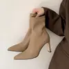 Botas femininas super populares com um toque suave e sofisticado, bico fino, salto alto, botinhas elásticas, botas curtas justas de couro macio para mulheres, outono e inverno com forro de fleece adicionado