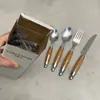 Herramientas Prácticas de Cocina para el Hogar Juego de Vajilla de Acero Inoxidable Mango con Veta de Madera Anti-quemaduras Cuchillo para Steak Occidental, Juego de Tenedor y Cuchara