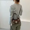 Nuevo bolso de axila bordado estilo chino para mujer, colección otoño/invierno 2026, bolso de hombro/bolso cruzado retro de gamuza con forma de media luna