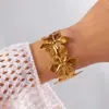 Pulseira Cruzada Europeia e Americana com Folhas e Flores Irregulares Série Oceano em Aço Inoxidável para Mulheres com Padrão Suave de Martelamento Metálico Personalizado
