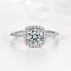 Anillo Pequeño de Azúcar Cúbico de Plata de Ley S925 Lujo Ligero Nicho Sensación de Alta Gama Anillo de Banda Cerrada de Moissanita de 2 Quilates Anillo de Boda Personalizado