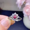 El Anillo de Rubí Natural es una Fina Plata S925 Finamente Incrustada con Artesanía Galvanizada de 18K Piedra Principal de 4 mm