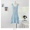 Vestido tejido de punto sin mangas con cuello en U hueco estilo coreano para mujer, nuevo modelo de verano 2026, color liso, simple, vestido línea A que reduce la edad