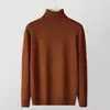 Suéter de cuello alto para hombre, nuevo tejido de punto de capa base ajustado para otoño e invierno, suéter fino versátil de moda estilo coreano