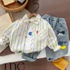 Conjunto de Tres Piezas de Otoño para Niños Camisa Fresca a Rayas Jeans Atractivos Conjunto de Tres Piezas de Moda Infantil Nuevo Estilo Primavera y Otoño