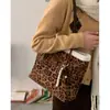 Bolso de Axila de Alta Gama Retro para Mujer Invierno 2025 Nuevo Bolso Tote de Gamuza Gran Capacidad Bolso de Hombro Único de Felpa