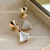 Brincos de Saia Pequena de Luxo Acessível Baojia para Mulheres Banhados a Madrepérola Branca Brincos de Alto Padrão 18K Brincos de Diamante Moissanite em Forma de Leque
