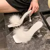 Elegantes sandalias peludas nuevas con diseño de punta abierta, combinadas con una falda, dan una apariencia estilizada y elegante, con un tacón de aguja alto para mayor altura.