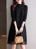 Vestido de Punto de Encaje para Mujer Otoño e Invierno 2025 Nuevo Elegante Pequeño Base de Punto Vestido Suéter de Longitud Media