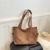 Bolsa tote estilosa e espaçosa para mulheres, um design novo e versátil perfeito para viagens, trabalho e uso diário, apresentando um visual simples e elegante