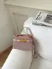 Bolsa de Mão para E-commerce Transfronteiriço Bolsa Pequena Feminina Nova Moda Alta Aparência Bolsa para o Dia a Dia Design de Nicho Bolsa de Ombro Transversal Tendência