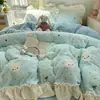 Conjunto de quatro peças de leite veludo espesso de inverno, design de princesa estilo coreano com acabamento em renda, uma capa de edredom de bebê fresca e quente