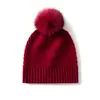 Chapéu de tricô liso confortável e versátil com pompons grandes, um novo estilo outono/inverno, feito de caxemira quente, projetado para cobrir as orelhas e adequado para o uso diário