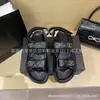 Sandálias de Velcro Xiaochangfeng Versão de Luxo em Estoque para Mulheres, Modelo Novo 25, Sapatos Romanos de Solado Grosso, Sapatos de Praia com Fivela de Metal e Pérola