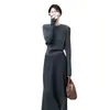 Elegante y sofisticado traje de punto gris para mujer, colección primavera temprana 2026, estiloso conjunto de dos piezas con falda larga, viene con etiquetas