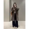 100% algodão! Trench coat outonal, de corte solto, oversized, com mangas amplas, gola alta e design de abotoamento simples com múltiplos botões
