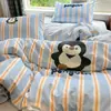 Juego de ropa de cama de cuatro piezas, de algodón, cepillado, con temática de dibujos animados, que incluye una funda de edredón gruesa bordada con toalla, una sábana bajera y un juego de tres piezas de sábanas, adecuado para dormitorios de estudiantes