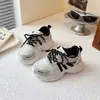 Zapatos de papá para niñas 2026 verano nuevo modelo zapatillas antideslizantes para niños zapatos casuales para niños mayores con parte superior de malla