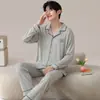 Pijama de algodón de manga larga y pantalón largo para hombre en stock, conjunto de dos piezas con cuello de solapa y diseño de botones, adecuado para transmisiones en vivo y comercio electrónico transfronterizo, ropa de casa para hombre