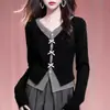 Camiseta básica de manga larga con cuello en V para mujer, nuevo estilo otoño e invierno 2025, corte ajustado, versátil, diseño elegante, top corto tipo dos piezas de imitación para mujer