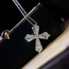 Diseño de nicho sentido de la luz lujo celebridad de internet ins viento frío collar no descolorible joyería collar con colgante de cruz de cuatro diamantes para mujer