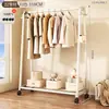 Cabide simples e autônomo para quartos, um cabide de roupas móvel e espessado adequado para apartamentos alugados, um cabide de roupas leve e estiloso