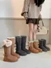 Botas de neve cinzas com sola grossa para mulheres, apresentando um design combinado de couro e pele, novo modelo de inverno 2026 estilo coreano, versátil para dois looks diferentes, com forro de fleece adicional e acolchoamento extra, estilo de cano longo adequado para climas frios