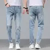 Jeans Cropped de Marca de Tendencia de Ajuste Delgado de Alta Gama para Hombre, Color Gris Claro, para Primavera y Otoño de 2026, Pantalones Casuales