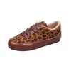 Novos sapatos femininos de outono, tênis casuais retrô alemães, sapatos femininos versáteis de sola grossa, 2026 marrom, com característica interna de aumento de altura, tecido com estampa de leopardo
