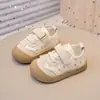 Sapatos infantis de malha respirável 2025 verão novo estilo sapatos de bebê para caminhar sola macia sapatos de bebê sola macia antiderrapante sapatos de corrida