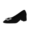 Sapatos rasos de calçar com fivela quadrada de strass para aumentar a altura para mulheres, outono e inverno, forrados com pelúcia, novos sapatos peludos populares de 2025