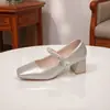 Zapatos Mary Jane de punta cuadrada para mujer, nuevo estilo primavera-verano 2026, tacones altos versátiles con pedrería y suelas gruesas, zapatos populares para combinar con faldas