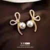 Pendientes de lazo con diamantes y perlas estilo francés, clips triangulares huecos de diseño nicho para mujer, pendientes simples y versátiles