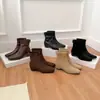 Botas Curtas Femininas que Aumentam a Altura 2026 Novas Botas Martin Pretas Outono/Inverno Bico Quadrado Botas de Cano Curto Francesas Botas Slim de Camurça
