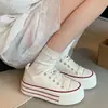 Tênis de lona com sola grossa feminino, novo modelo da primavera de 2026, tênis esportivos casuais para pessoas baixinhas, sapatos plataforma brancos versáteis e populares